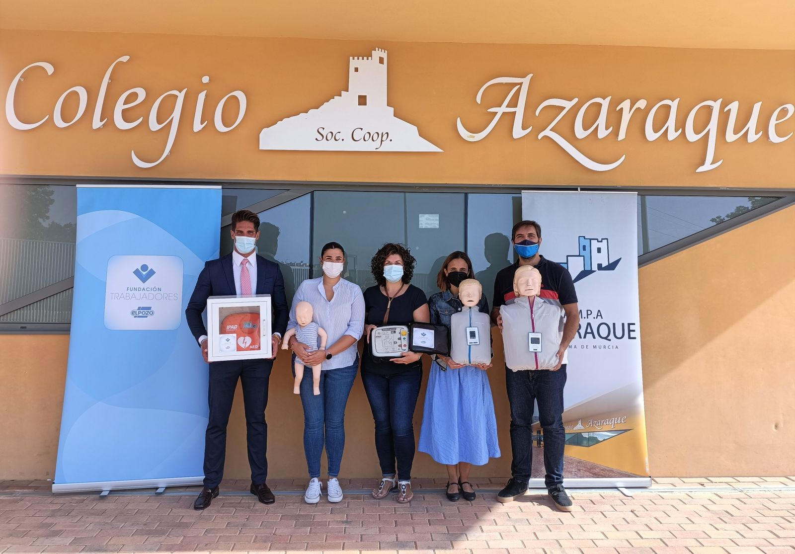 La Fundación dota de un desfibrilador al colegio Azaraque de Alhama